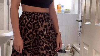 BurstingMeg - Watch me pee my pad and biker shorts after