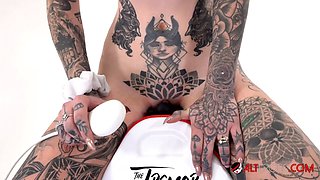 Tattooed hottie Amber Luke rides a tremor